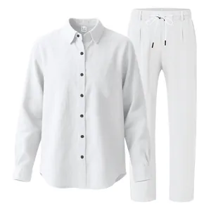 Vista dettagliata del set camicia di lino bianca minimalista e pantaloni coordinati