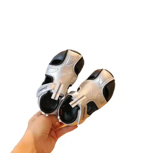 Silberne geschlossene Baby-Lauflernsandalen mit weichen Sohlen und praktischem Klett