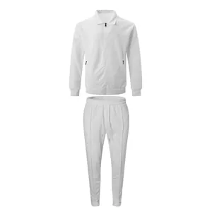 Détail d'un survêtement en maille gaufrée blanche pour homme avec veste zippée et pantalon assorti