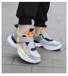 Zapatillas para niños de malla gris con detalles neón y cierre de velcro, vista exterior