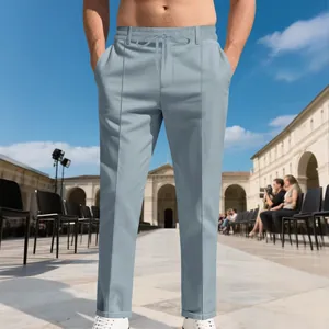 Vue de face du pantalon décontracté chic pour hommes en bleu clair avec cordon.