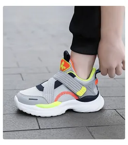 Primer plano de zapatillas de malla ligera y transpirable para niños con velcro al pie.