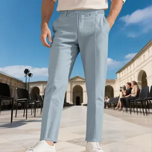 Gros plan d'un pantalon ajusté bleu clair montrant la taille à cordon et la texture