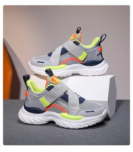 Detalle de zapatillas de malla para niños con velcro y suelas antideslizantes