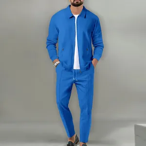 Vue détaillée du tricot gaufré bleu sur l'ensemble de sport cintré pour homme