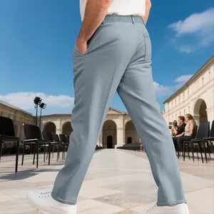 Vue latérale arrière d'un pantalon décontracté bleu clair ajusté pour homme en extérieur