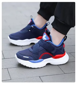 Detalle de zapatillas de malla azul marino para niños con detalles en rojo y azul claro
