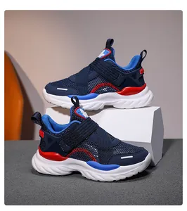 Vista detallada de zapatillas deportivas de malla para niños en azul con detalles rojos