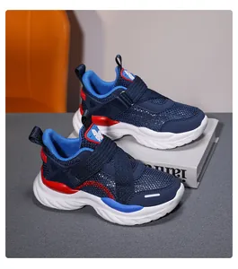 Primer plano de zapatillas ligeras de malla transpirable azul marino para niños con velcro