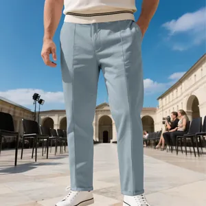 Pantalon décontracté chic bleu clair coupe ajustée pour homme, scène en extérieur