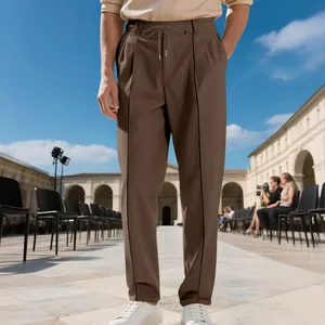 Vue détaillée d'un pantalon business casual marron pour homme avec taille élastique.