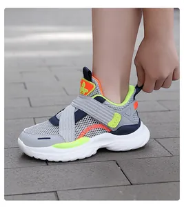 Detalle de zapatillas de malla ligeras y transpirables para niños con velcro