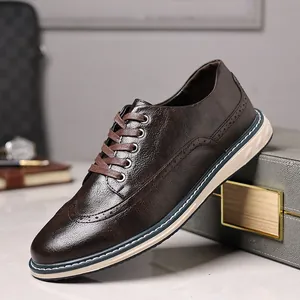 Detailansicht der braunen Brogue-Schuhe aus Leder für Herren mit hochwertiger Textur