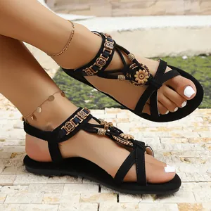Schwarze flache Ethno-Sandalen mit Blumenperlen und elastischem Knöchelriemen