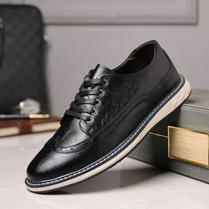 Detailansicht schwarzer Brogue-Schuh aus Leder mit klassischen Lochmustern und Schnürung