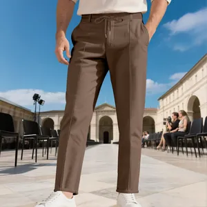 Vue détaillée du pantalon décontracté marron pour hommes avec cordon de serrage