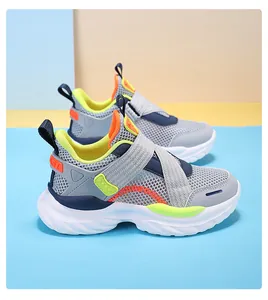 Vista lateral de zapatillas deportivas ligeras para niños con malla y tiras de velcro