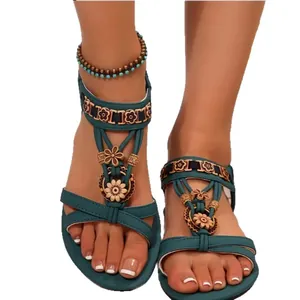 Damen Sandalen im Ethno-Stil in Petrol mit Blumenverzierung und Perlen-Fußkettchen