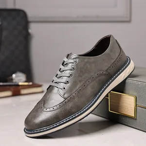 Detailansicht der grauen Herren-Brogue-Lederschuhe mit klassischen Wingtip-Perforationen