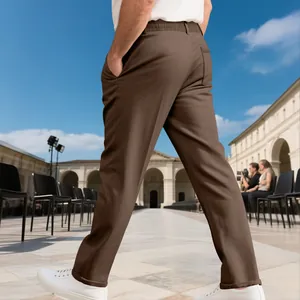Vue détaillée de l'arrière d'un pantalon décontracté marron ajusté pour homme qui marche
