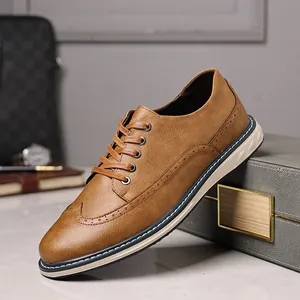 Vista dettagliata delle scarpe brogue da uomo in pelle marrone con cuciture eleganti