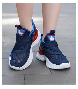 Detalle de zapatillas de malla transpirable azul marino para niño con velcro y logo