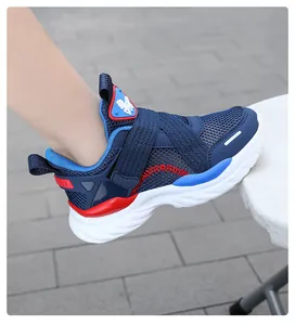 Primer plano de zapatillas infantiles de malla transpirable azul con velcro para niños