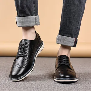 Nahaufnahme schwarzer Herren-Brogue-Lederschuhe mit weißer Verbundsohle.