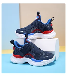Zapatillas de malla azul transpirable para niños con suela antideslizante y velcro.