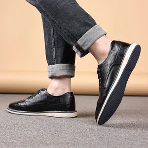 Detailansicht der schwarzen Brogue-Lederschuhe für Herren mit weißen Gummisohlen