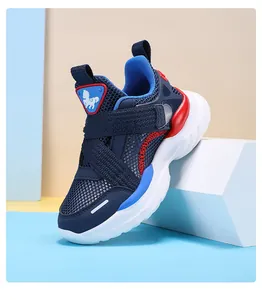 Vista detallada de las zapatillas de malla transpirable azul marino para niños con velcro
