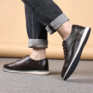 Detaillierte Ansicht brauner Brogue-Schuhe aus Leder für Herren, getragen mit Jeans