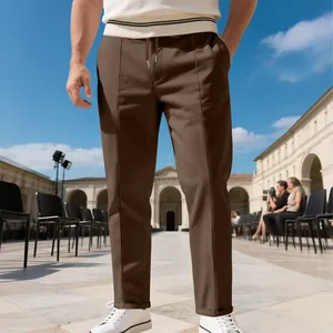 Vue complète du pantalon décontracté marron ajusté pour homme dans un décor extérieur
