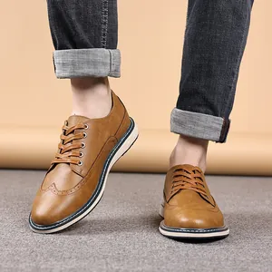 Detaillierte Nahaufnahme von braunen Brogue-Schuhen mit feinem Lochmuster am Vorderfuß