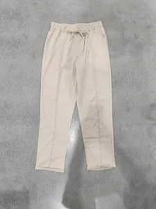 Pantalon décontracté beige pour hommes à coupe droite avec taille élastique à cordon.