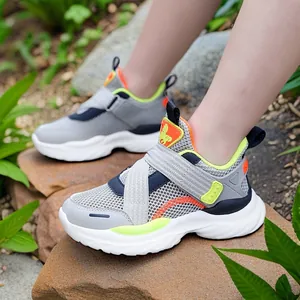 Zapatillas de malla gris para niño transpirables con detalles neón y velcro