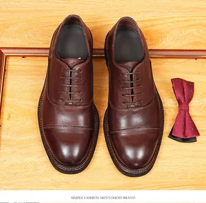 Vue de dessus détaillée des chaussures richelieu vintage en cuir marron pour hommes