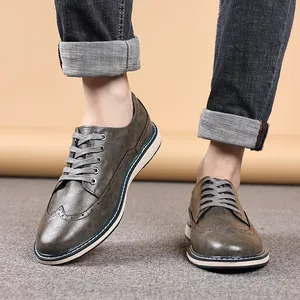 Detailansicht der grauen Herren-Brogue-Oxfordschuhe aus Leder mit Lochmuster-Verzierung