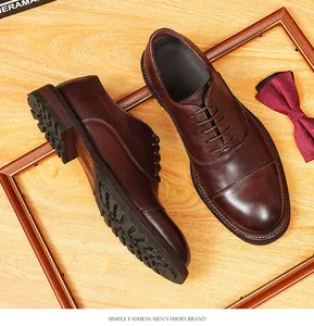 Détail de chaussures Oxford vintage en cuir marron pour hommes sur fond de bois.