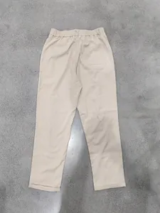 Vue arrière du pantalon décontracté beige minimaliste pour homme avec taille élastique