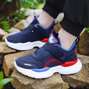 Zapatillas deportivas transpirables azul marino para niños con malla y cierre de velcro.