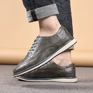 Detailreiche Seitenansicht grauer Brogue Herren Freizeitschuhe aus Leder, atmungsaktiv