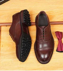 Vue détaillée de chaussures haut de gamme en cuir de cheval marron avec semelle Goodyear
