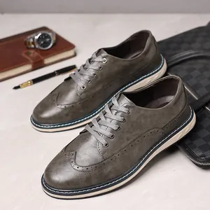 Classiche scarpe brogue da uomo in pelle grigia con trafori wingtip e suola bianca