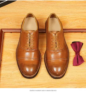 Gros plan détaillé de chaussures Oxford en cuir de cheval cousues Goodyear à la main.
