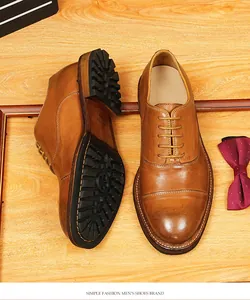 Vue détaillée de la semelle et du cuir des chaussures habillées en cuir de cheval Goodyear