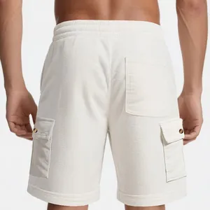 Vue arrière d'un short cargo en velours côtelé blanc pour homme avec détails de poches