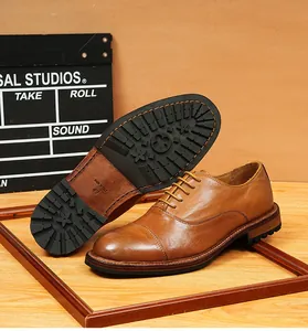Détail macro de chaussures Richelieu en cuir marron faites main, semelle Goodyear