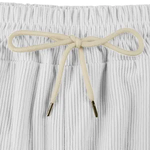Détail rapproché d'un short en velours côtelé blanc avec cordon de serrage beige