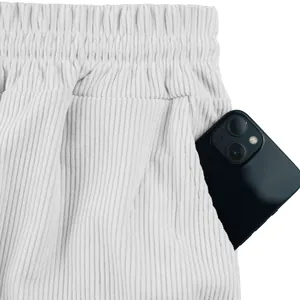 Vue détaillée de la poche latérale d'un short en velours côtelé blanc avec rangement pour téléphone